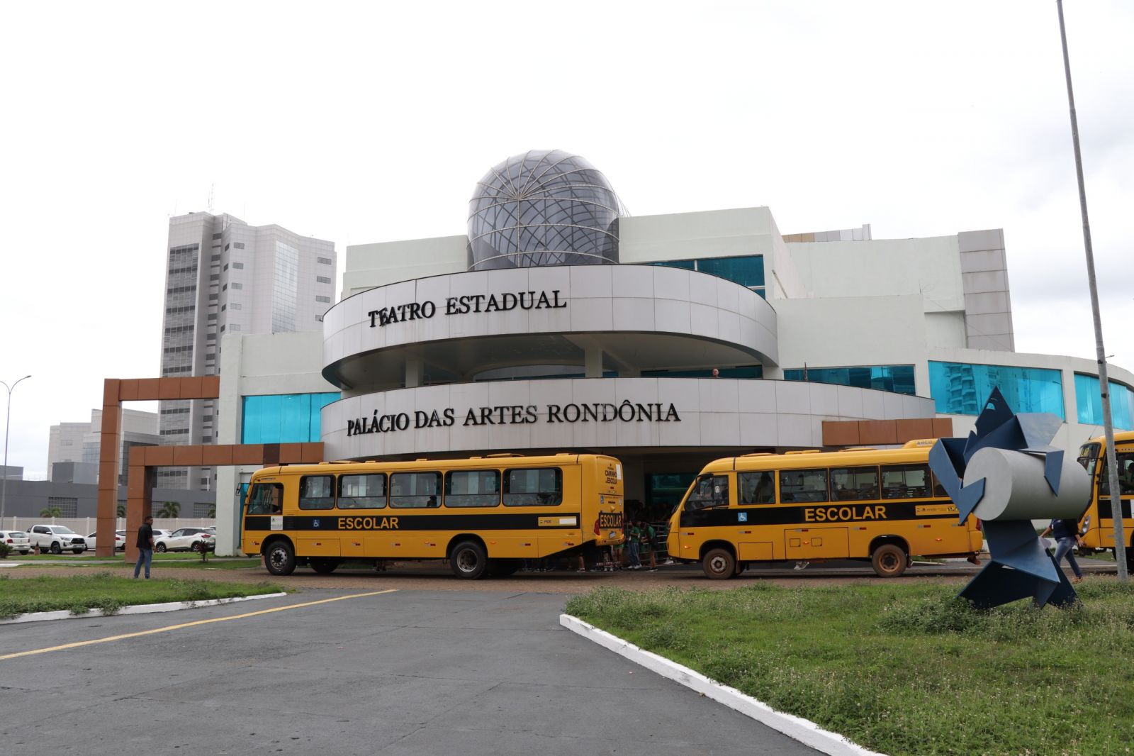 18 ônibus por dia levaram estudantes ao teatro, garantindo segurança e participação das crianças nas atividades educativas