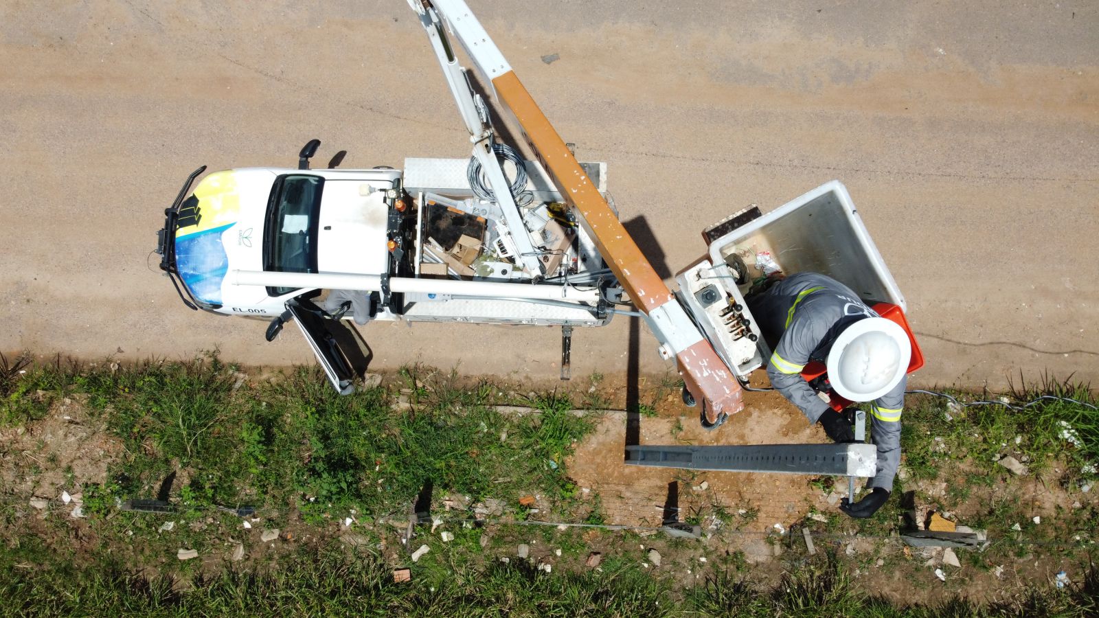 Prefeitura de Porto Velho implanta mais de 1 km de rede elétrica e 37 postes na Rua Ibotirama