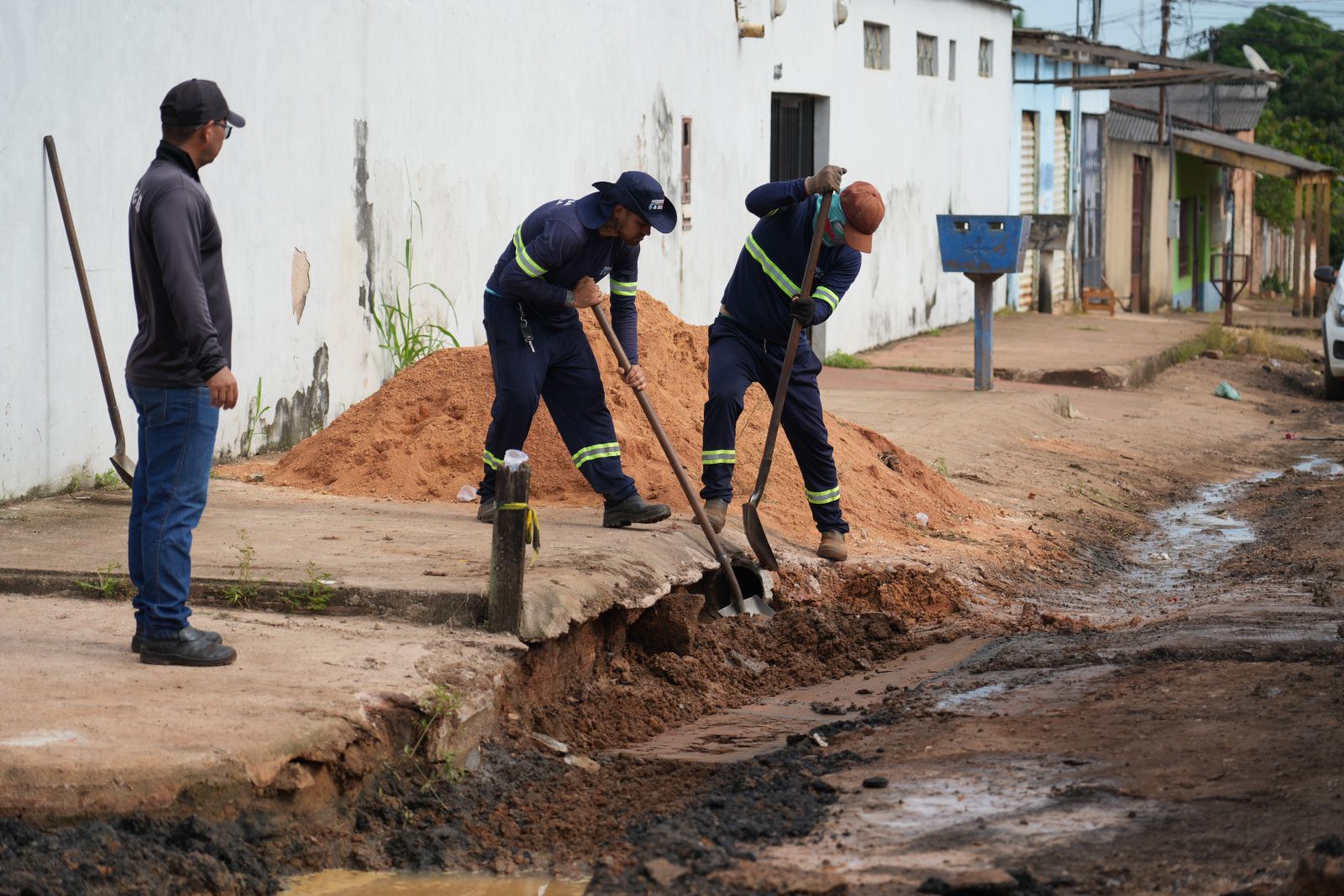 Servidores da prefeitura identificaram diversos bueiros completamente obstruídos