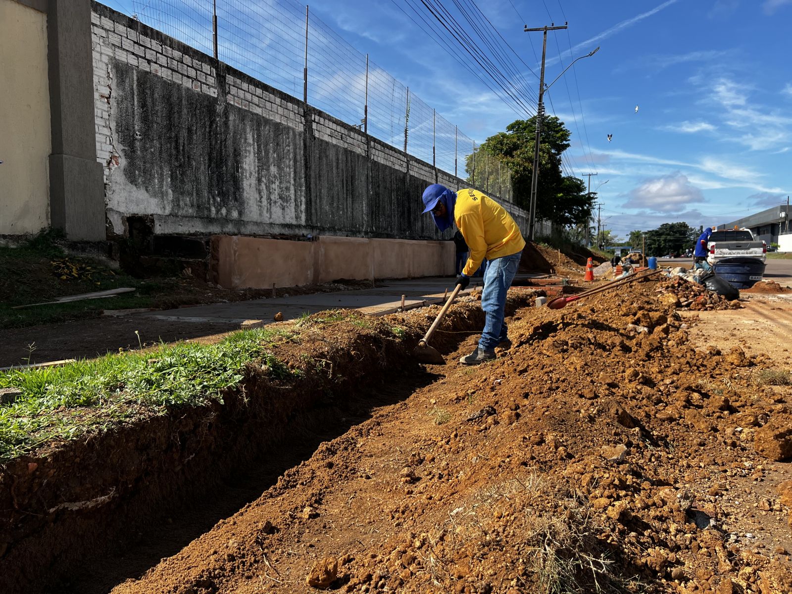 Construção do terceiro jardim de chuva da capital está em andamento na rua Cipriano Gurgel