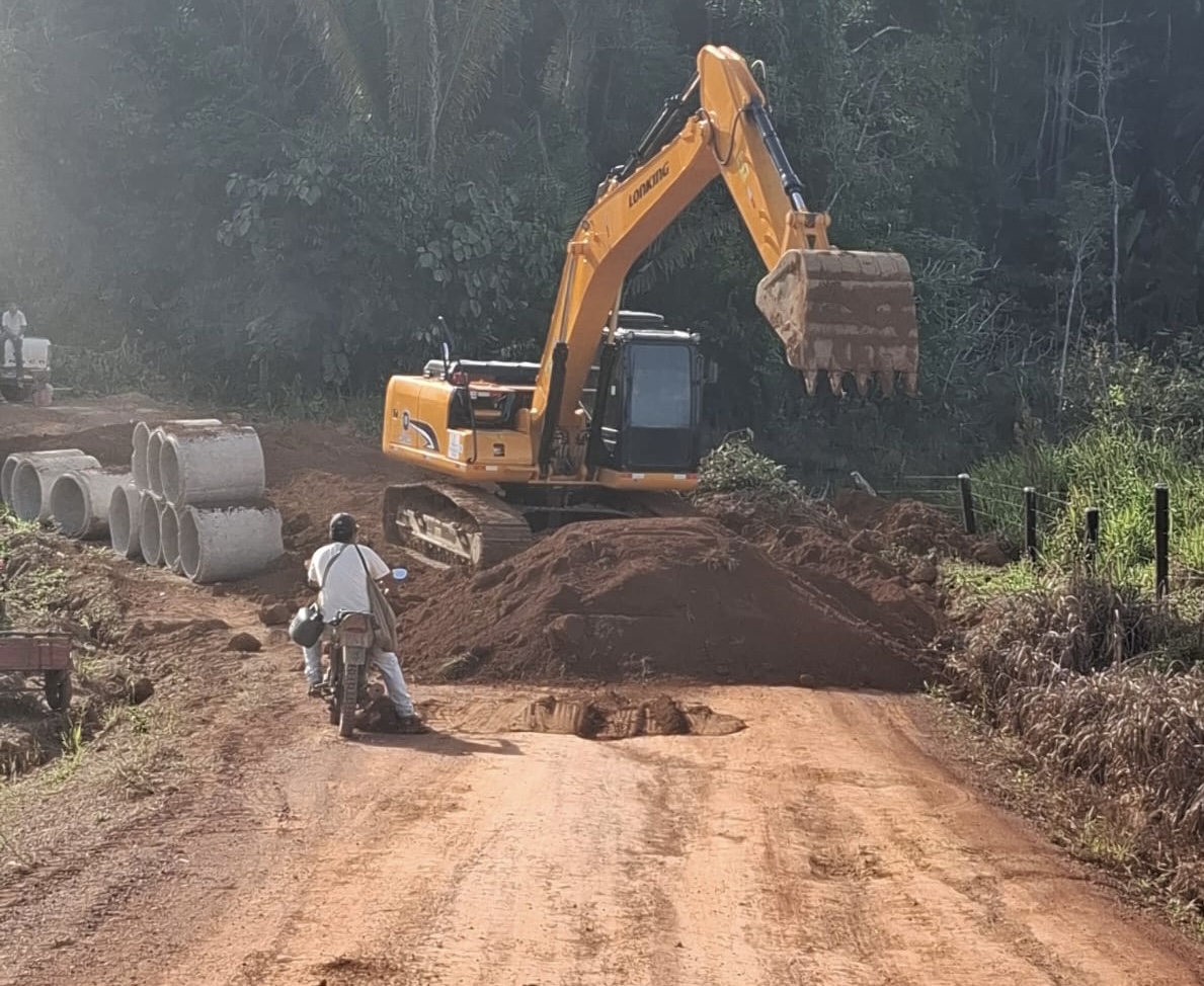 Na Linha Nona, as equipes realizam a instalação de manilhas de 80 centímetros, construção de bueiros, além de encascalhamento e patrolamento