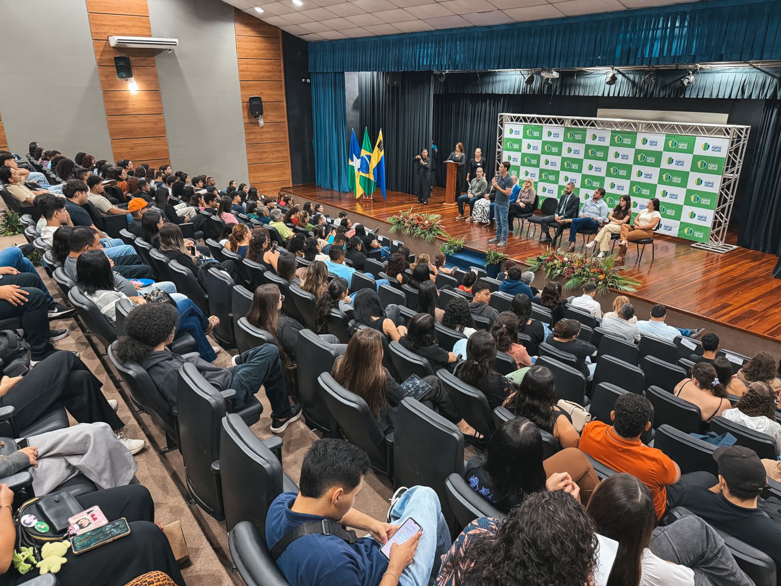 Evento realizado no Teatro Banzeiros promoveu a integração dos novos beneficiários