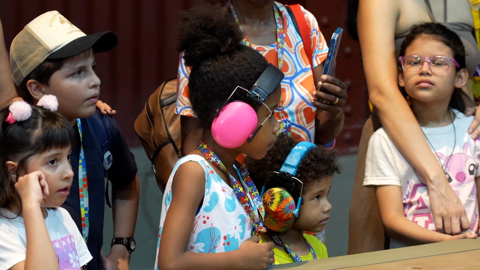 A programação foi estruturada para abordar diferentes aspectos do autismo,